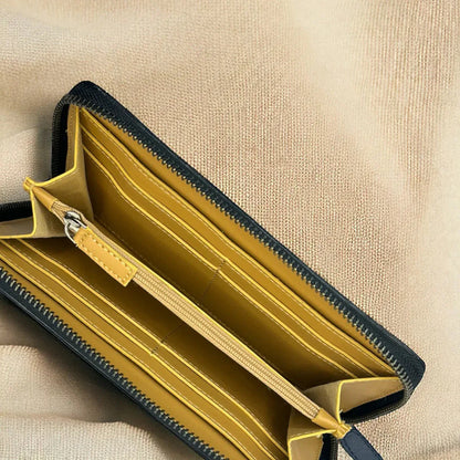 Intérieur d’un portefeuille long zippé pour femme en cuir végétal avec compartiments bien organisés, détail pratique et soigné, idée cadeau élégante – KoolKado