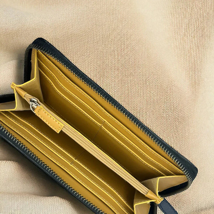 Intérieur d’un portefeuille long zippé pour femme en cuir végétal avec compartiments bien organisés, détail pratique et soigné, idée cadeau élégante – KoolKado