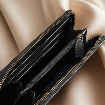 Intérieur d’un portefeuille long zippé en cuir végétal avec compartiments pour cartes, billets et monnaie, détail soigné et pratique, idée cadeau élégante – KoolKado