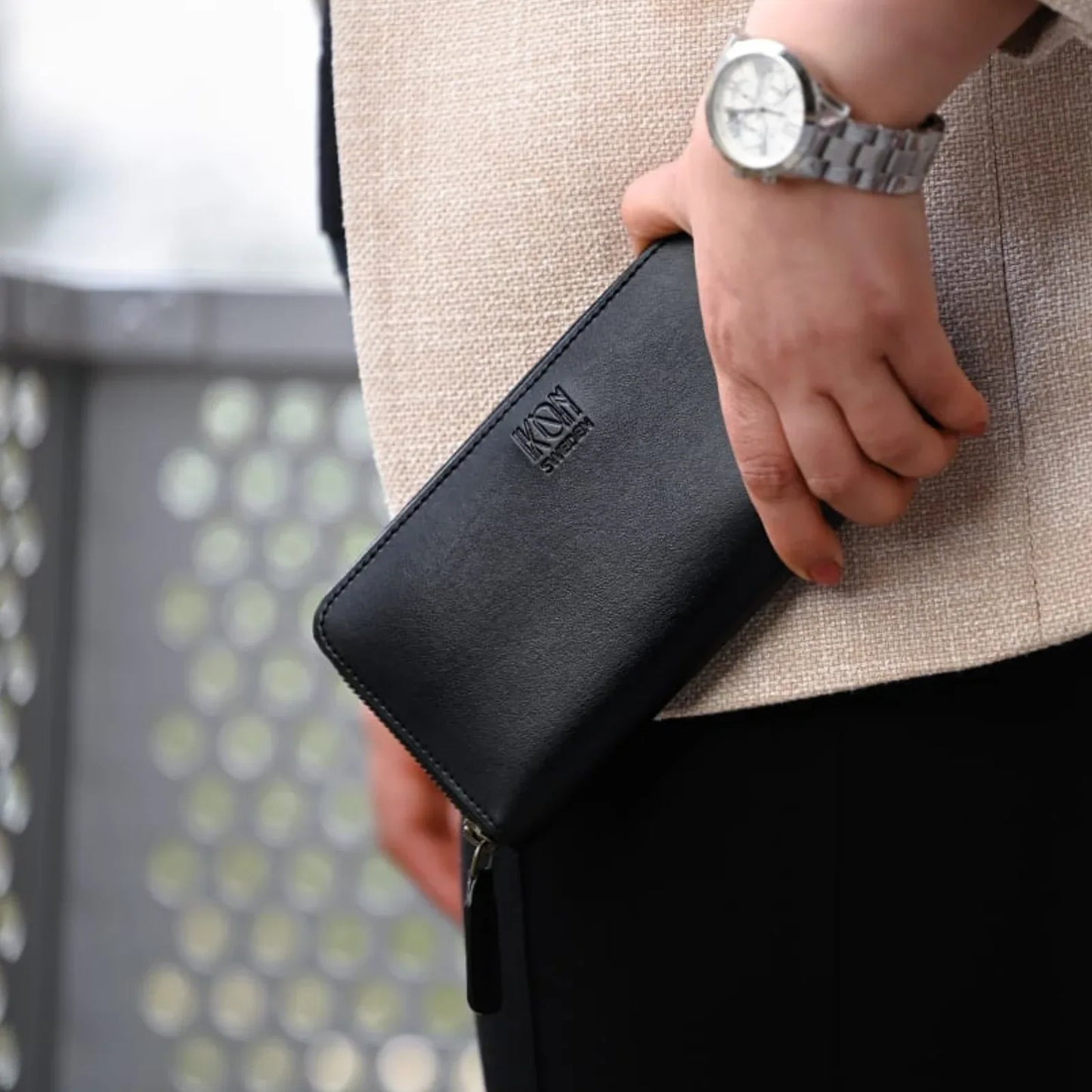 Portefeuille long zippé en cuir végétal porté à la main, style élégant et contemporain, idée cadeau raffinée pour accompagner le quotidien – KoolKado