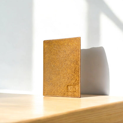 Portefeuille RFID Kochi en cuir de coco végétal tenu en main, idée cadeau femme sécurisée et élégante – Koolkado