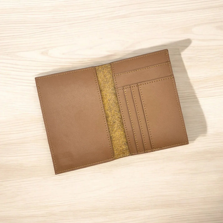 Portefeuille RFID Kochi en cuir de coco végétal posé, organisation des cartes et documents, idée cadeau femme pratique – Koolkado