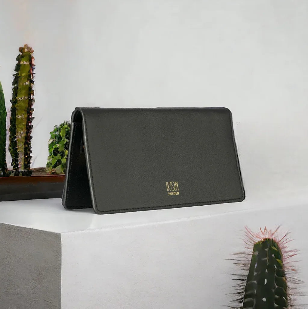 Portefeuille ultra-plat en cuir de cactus posé en situation lifestyle, idée cadeau femme moderne et éco-responsable – Koolkado