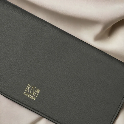 Logo doré IKON SWEDEN sur portefeuille ultra-plat en cuir de cactus végétal, idée cadeau femme élégante et engagée – Koolkado