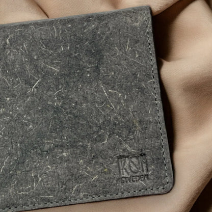 Détail du cuir de coco végétal du portefeuille ultra-slim, idée cadeau femme engagée et minimaliste – Koolkado