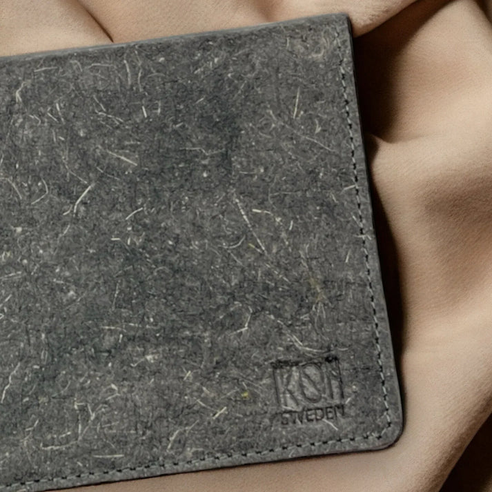 Détail du cuir de coco végétal du portefeuille ultra-slim, idée cadeau femme engagée et minimaliste – Koolkado