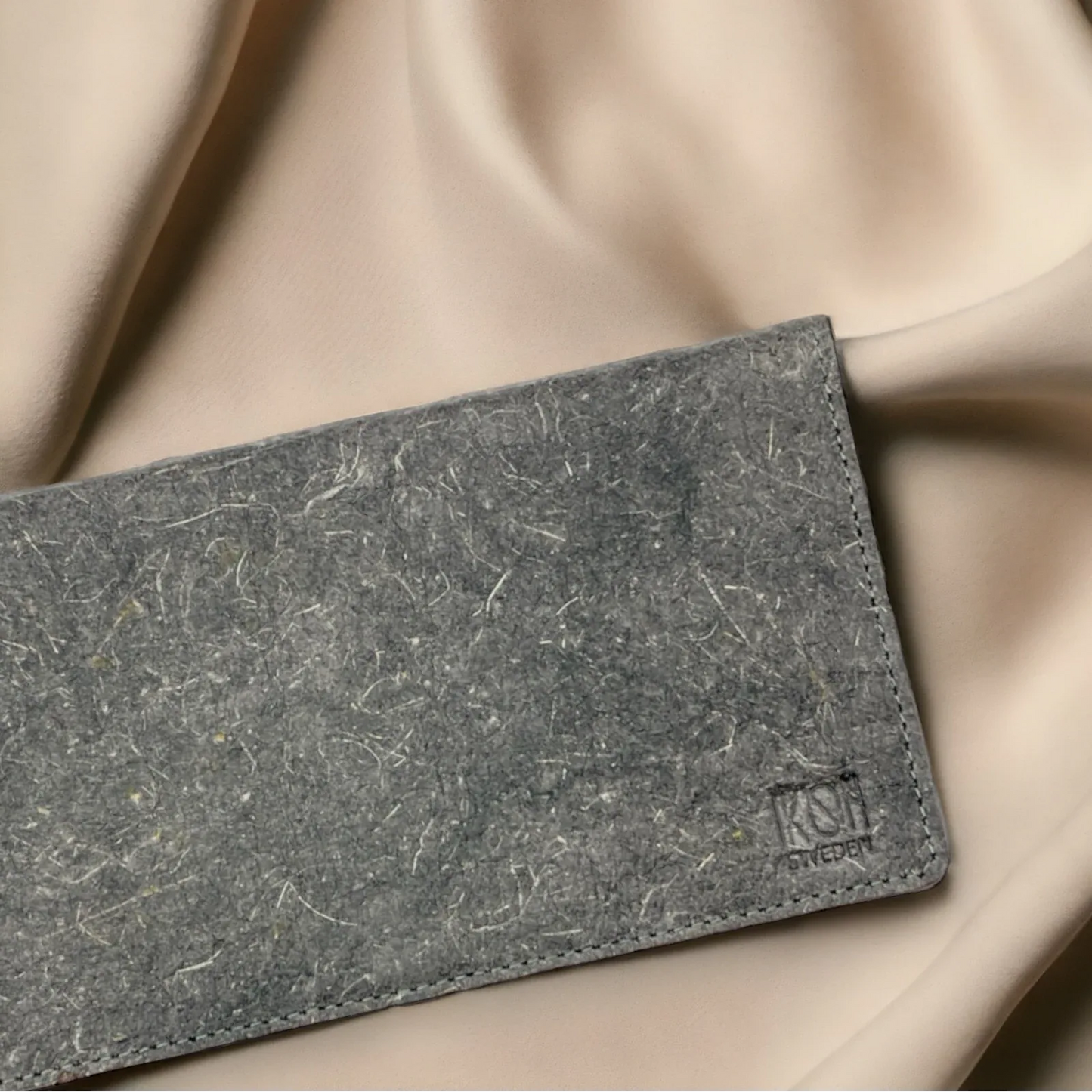 Portefeuille ultra-slim en cuir de coco végétal vu de profil, idée cadeau femme légère et compacte – Koolkado