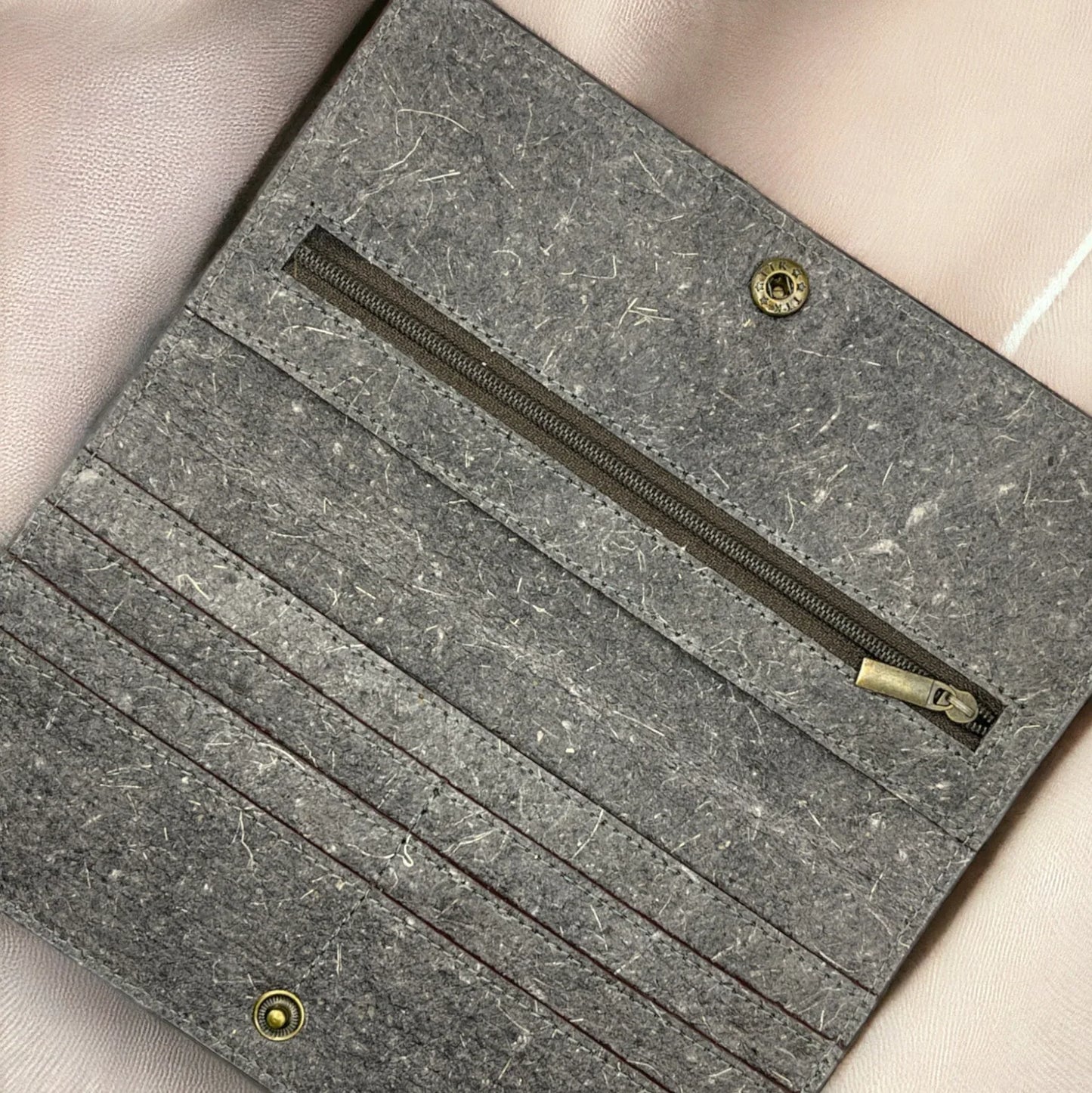 Intérieur du portefeuille ultra-slim avec rangements cartes en cuir de coco végétal, idée cadeau femme pratique et durable – Koolkado