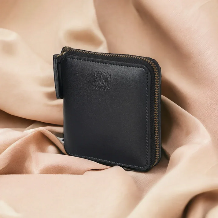 Portefeuille zippé compact Kivik tenu en main, idée cadeau femme élégante et fonctionnelle – Koolkado