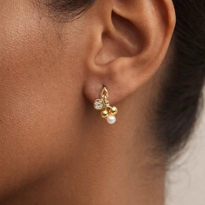 Puces d’oreilles Carla portées, perles de culture et or laminé, idée cadeau femme délicate pour une attention élégante – KoolKado