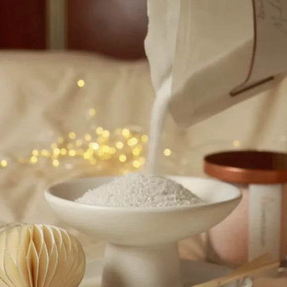 Recharge de bougie parfumée ouverte dans une ambiance chaleureuse et décorative