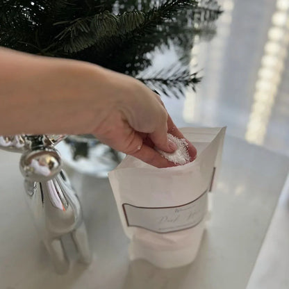 Recharge de bougie parfumée versée dans un verre pour création de bougie maison