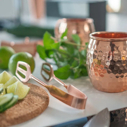 Rituel cocktail avec accessoires en cuivre en situation, idée cadeau élégante pour la réception idéale pour une crémaillère – KoolKado