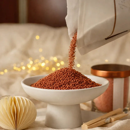 Versement de sable parfumé cuivré pour créer une bougie lors d’un rituel apaisant, idée cadeau élégante pour composer une ambiance douce à la maison – KoolKado