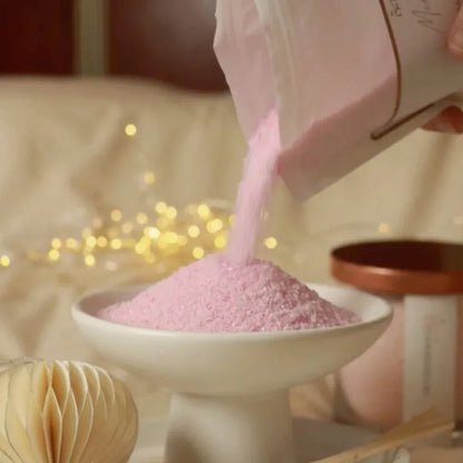 Geste de création d’une bougie avec sable parfumé versé à la main, idée cadeau poétique pour un rituel apaisant à la maison – KoolKado