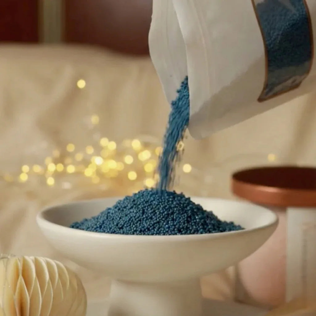 Geste de versement de sable parfumé coloré pour créer une bougie, idée cadeau créative et apaisante pour un rituel à la maison – KoolKado