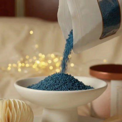 Geste de versement de sable parfumé coloré pour créer une bougie, idée cadeau créative et apaisante pour un rituel à la maison – KoolKado