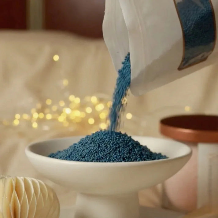 Geste de versement de sable parfumé coloré pour créer une bougie, idée cadeau créative et apaisante pour un rituel à la maison – KoolKado