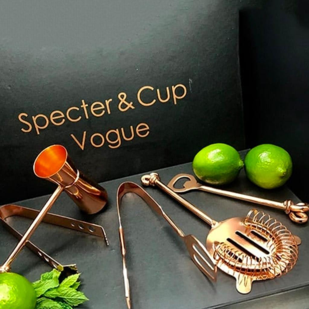 Set d’accessoires Vogue en acier cuivré avec pince, jigger et strainer, présenté en coffret élégant, idée cadeau raffinée pour anniversaire ou pendaison de crémaillère – KoolKado