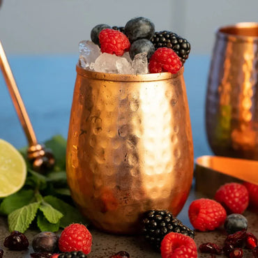 Mug en cuivre massif Lima garni de baies et de glace pilee illustrant le complement parfait pour un kit de preparation de cocktails