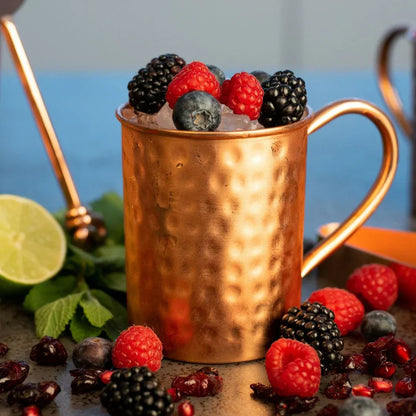 Gobelet en cuivre massif Barca avec fruits rouges et baies fraiches mettant en avant la conductivite thermique et la sensation polaire saisissante